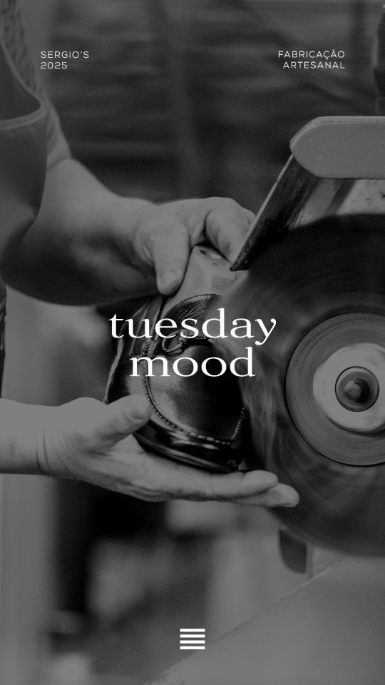 Correios employee at a counter